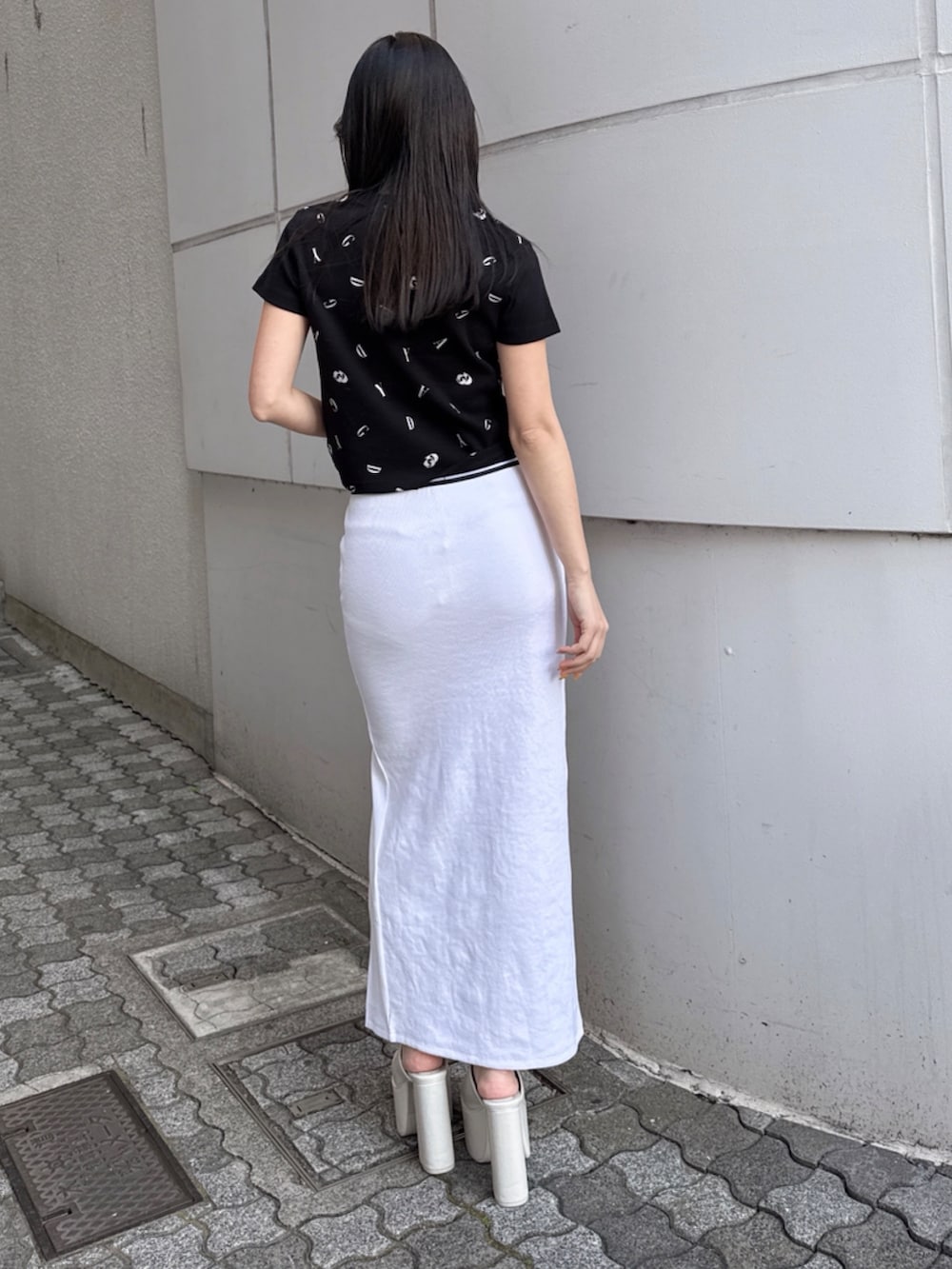 ブラック系のTシャツ/カットソー、ホワイト系のスカートを着用したレディースの秋コーディネートの3枚目の写真