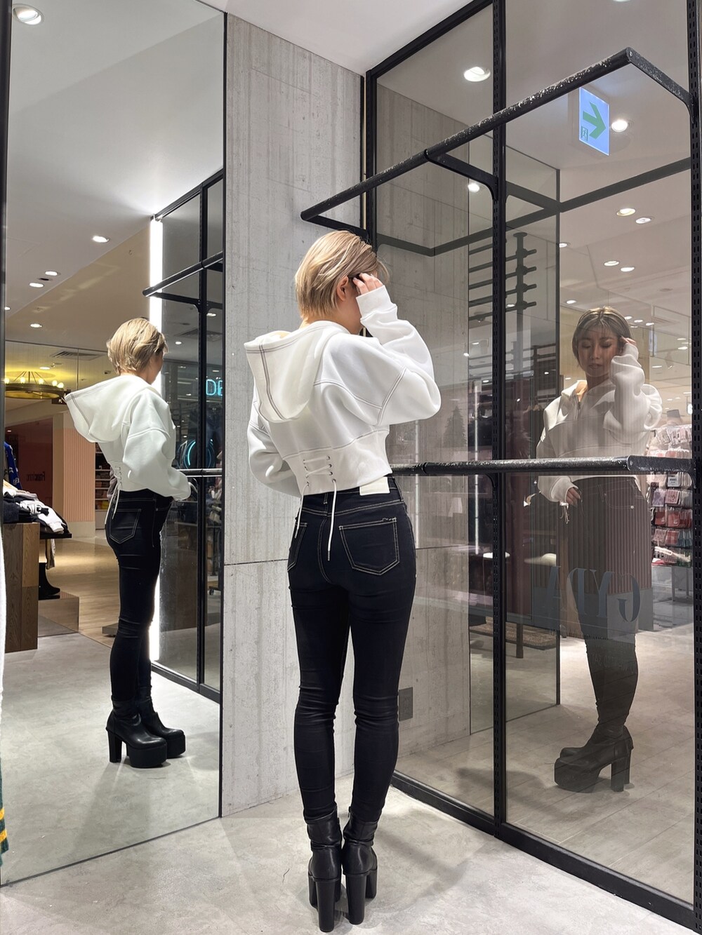 ブラック系のデニムパンツ、ホワイト系のパーカーを着用したレディースの冬コーディネートの2枚目の写真