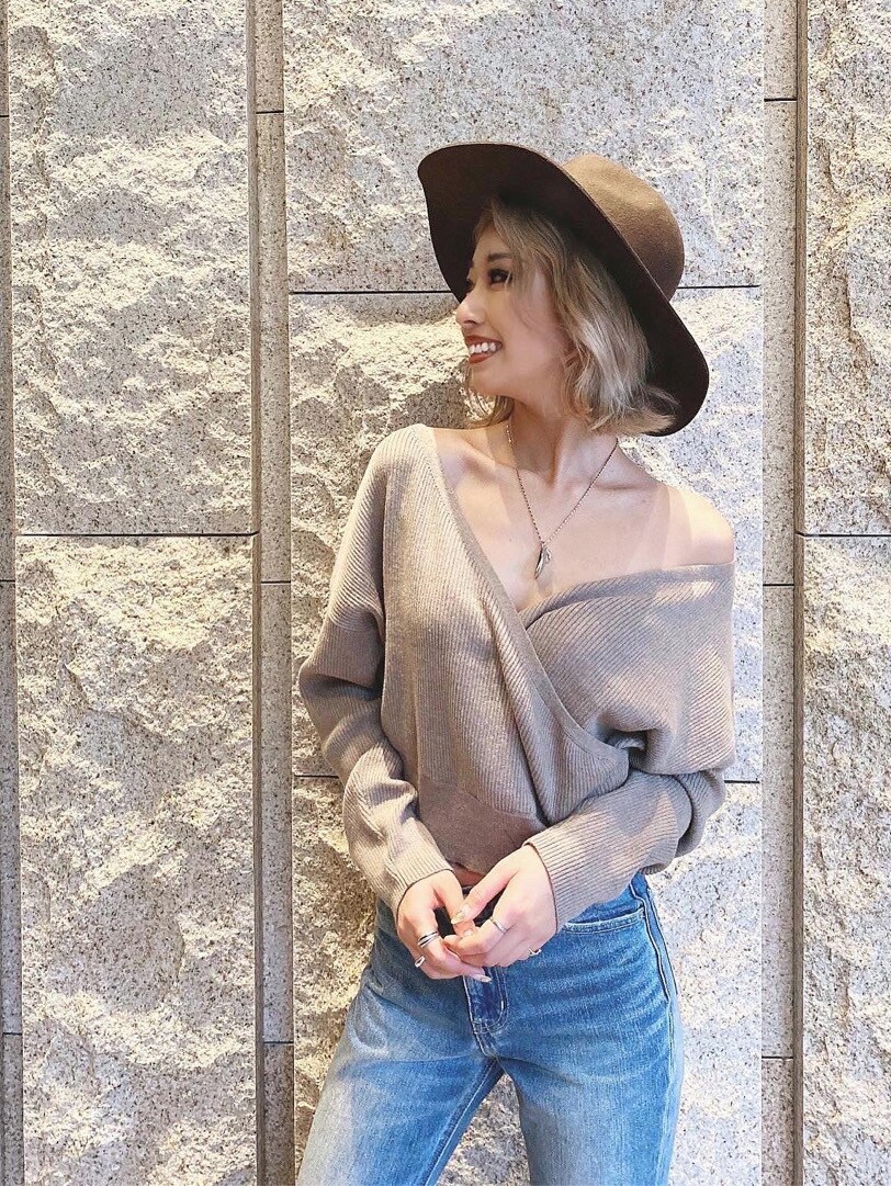 ベージュ系のニット/セーター、ブラック系のパンプス、ブルー系のデニムパンツを着用したレディースの秋コーディネートの2枚目の写真