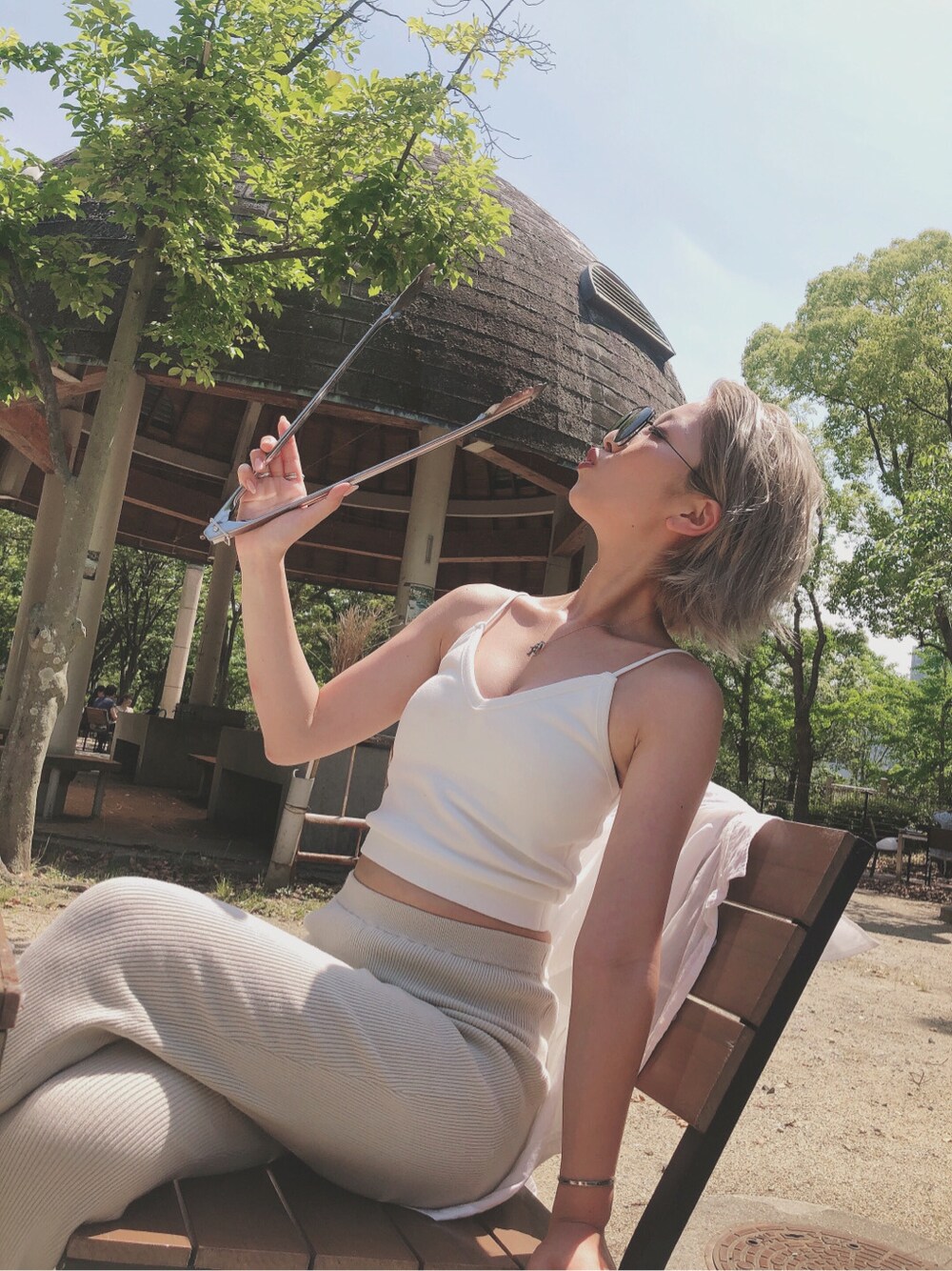 ホワイト系のキャミソールを着用したレディースの夏コーディネートの2枚目の写真