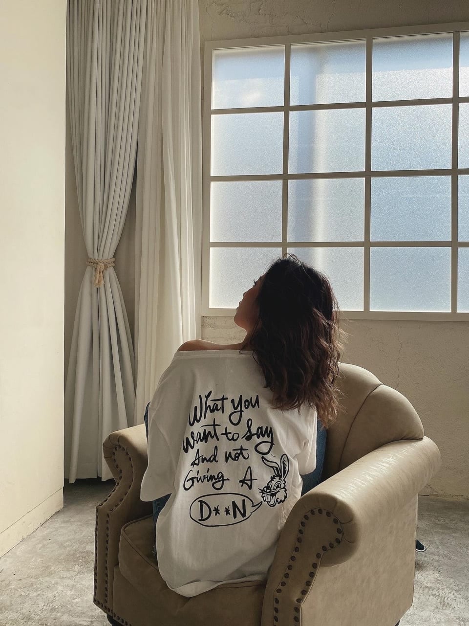 ホワイト系のTシャツ/カットソーを着用したレディースの春コーディネートの3枚目の写真