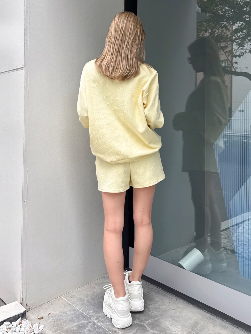 イエロー系のスウェット、イエロー系のその他パンツを着用したレディースの冬コーディネートの3枚目の写真