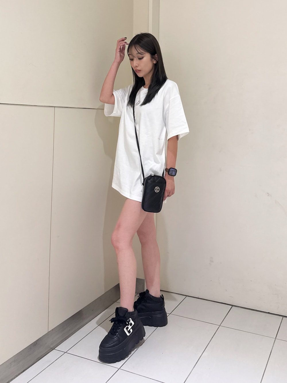 ホワイト系のTシャツ/カットソー、ブラック系のスニーカーを着用したレディースの夏コーディネートの2枚目の写真