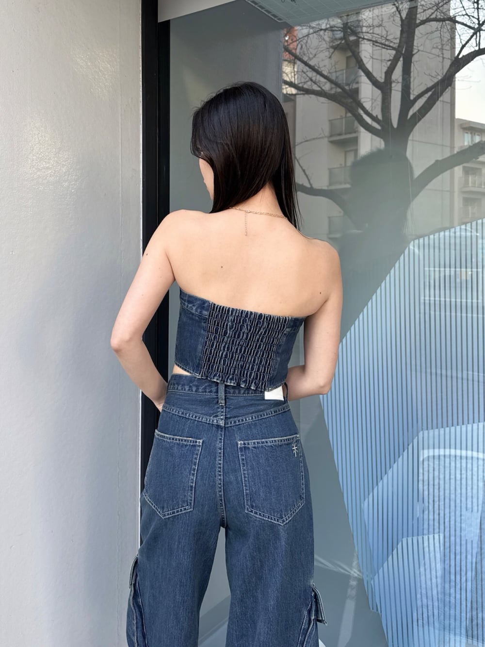 ブルー系のつなぎ/オールインワンを着用したレディースの夏コーディネートの3枚目の写真