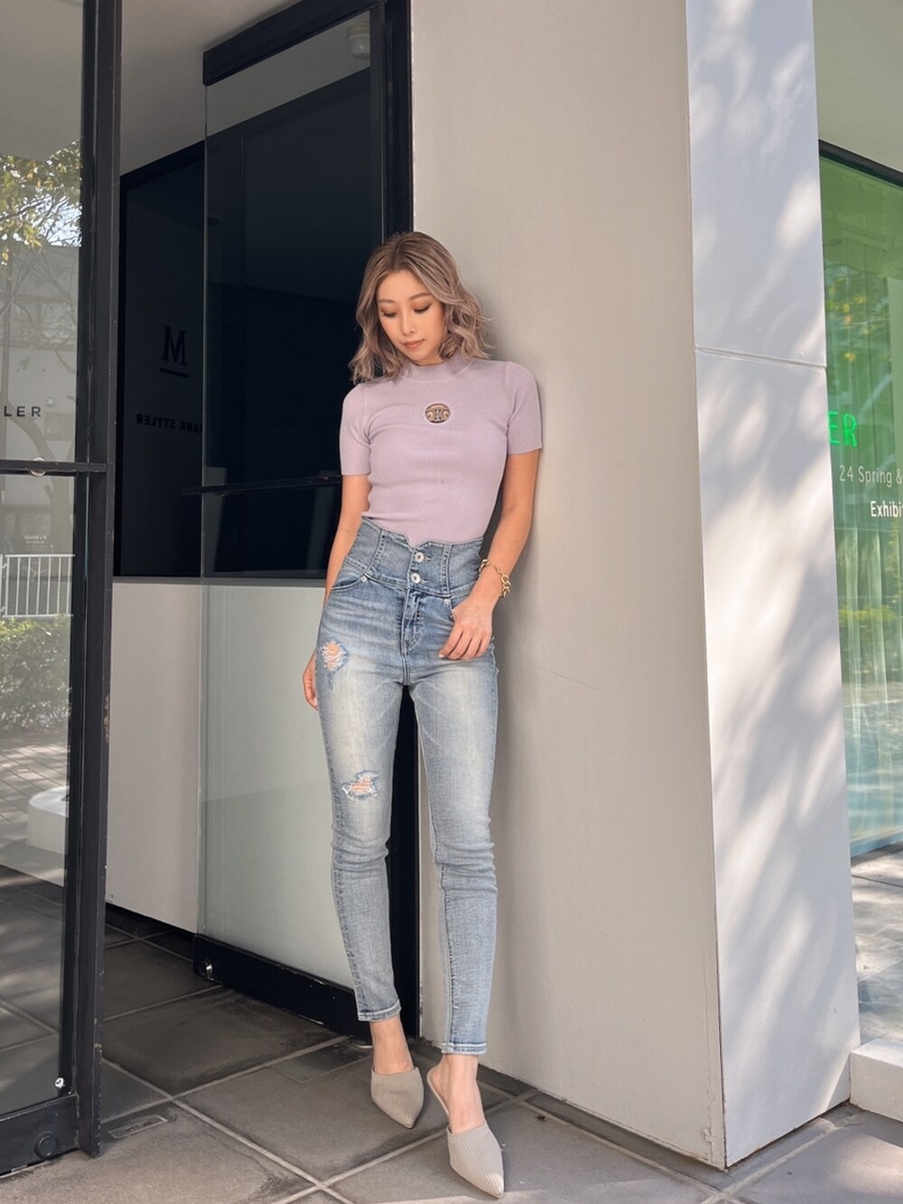 ベージュ系のパンプス、ブルー系のデニムパンツを着用したレディースの春コーディネートの6枚目の写真