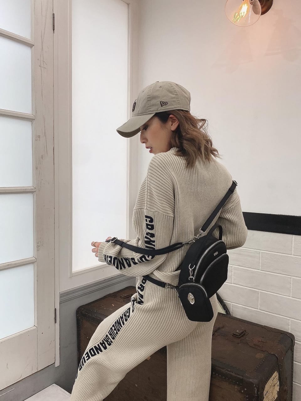 ホワイト系のパンプス、ベージュ系のその他パンツ、ベージュ系のニット/セーターを着用したレディースの冬コーディネートの5枚目の写真