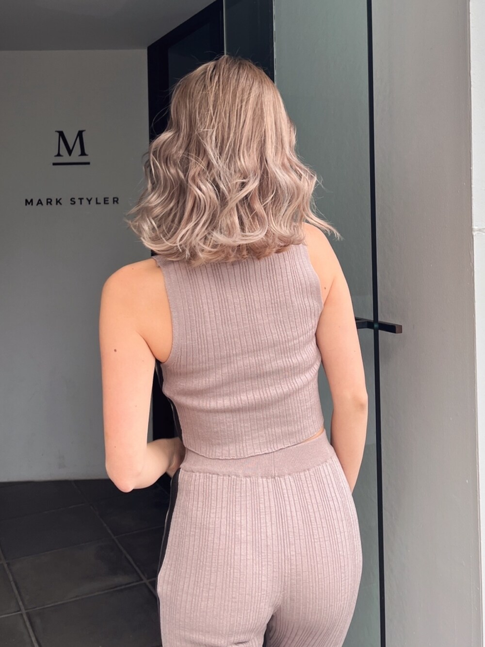 ピンク系のニット/セーター、ピンク系のその他パンツ、ブラック系のサンダルを着用したレディースの夏コーディネートの4枚目の写真