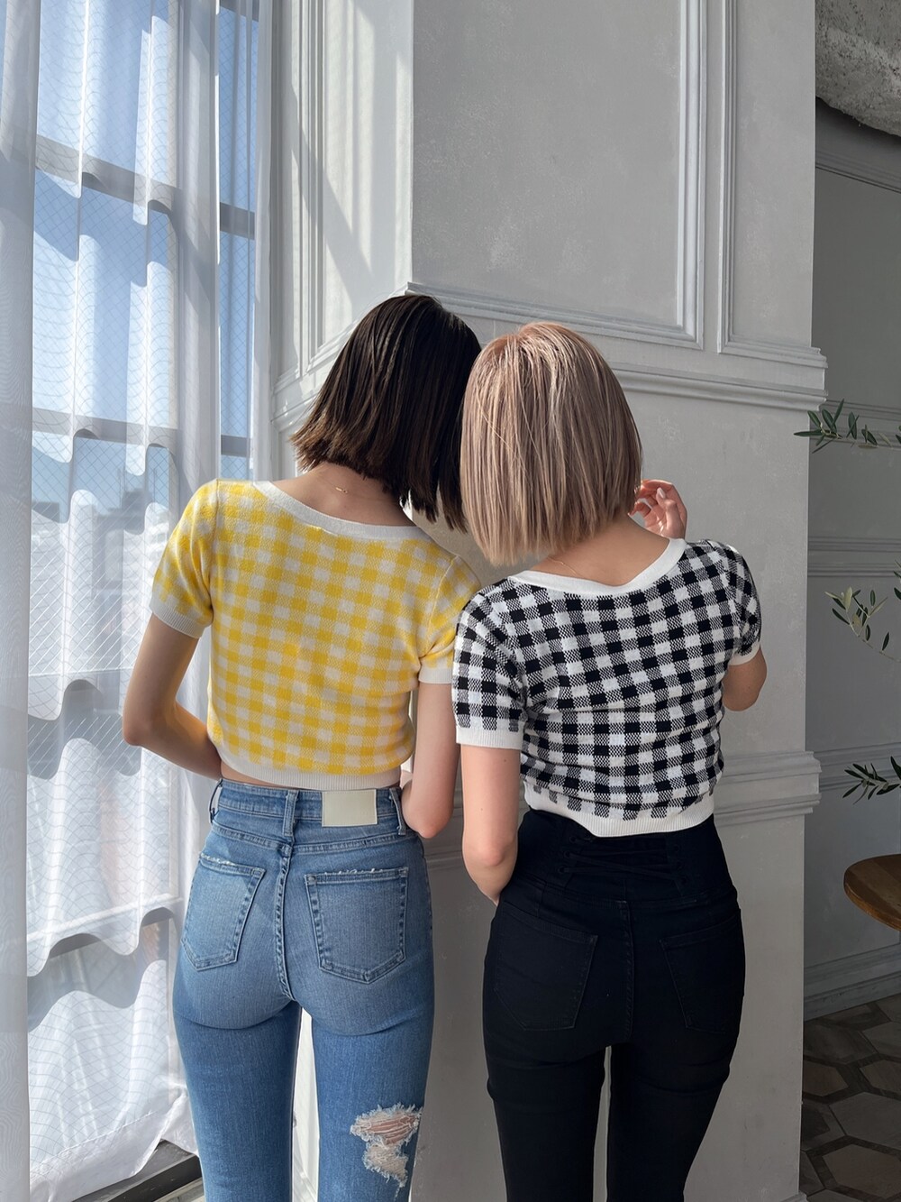 ブラック系のカーディガン/ボレロを着用したレディースの春コーディネートの2枚目の写真