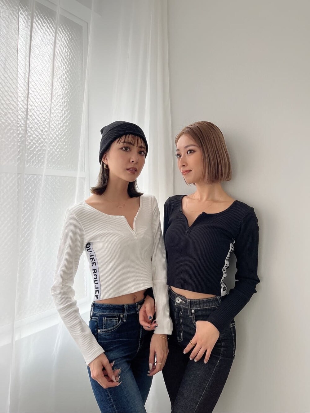 ブラック系のデニムパンツ、ブラック系のデニムパンツ、ブラック系のTシャツ/カットソーを着用したレディースの秋コーディネートの2枚目の写真