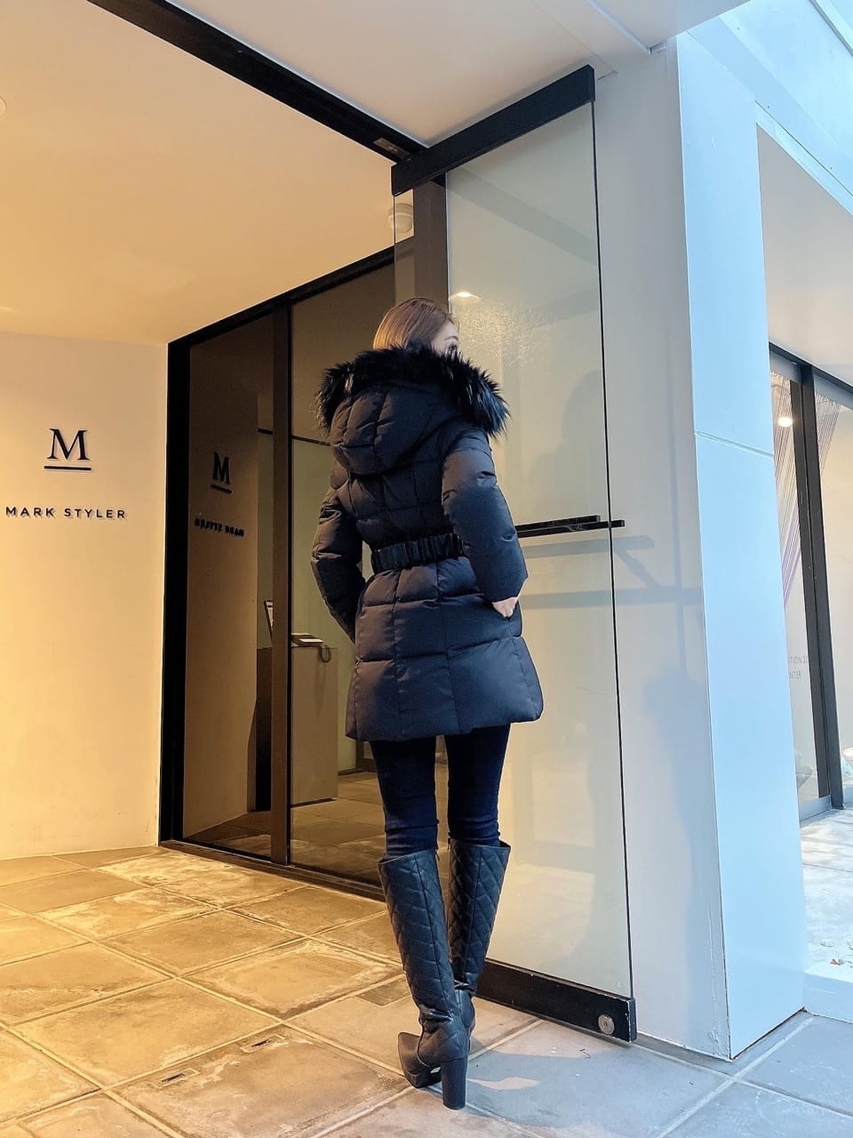 ブルー系のデニムパンツ、ブラック系のその他アウター、ブルー系のデニムパンツを着用したレディースの秋コーディネートの3枚目の写真