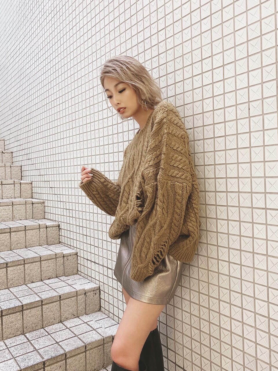 イエロー系のニット/セーターを着用したレディースの秋コーディネートの3枚目の写真