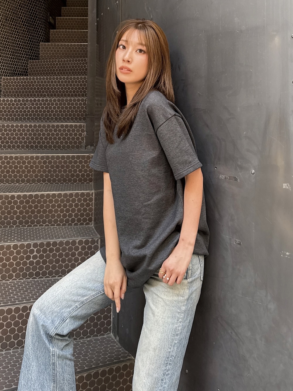 グレー系のTシャツ/カットソーを着用したレディースの夏コーディネートの5枚目の写真