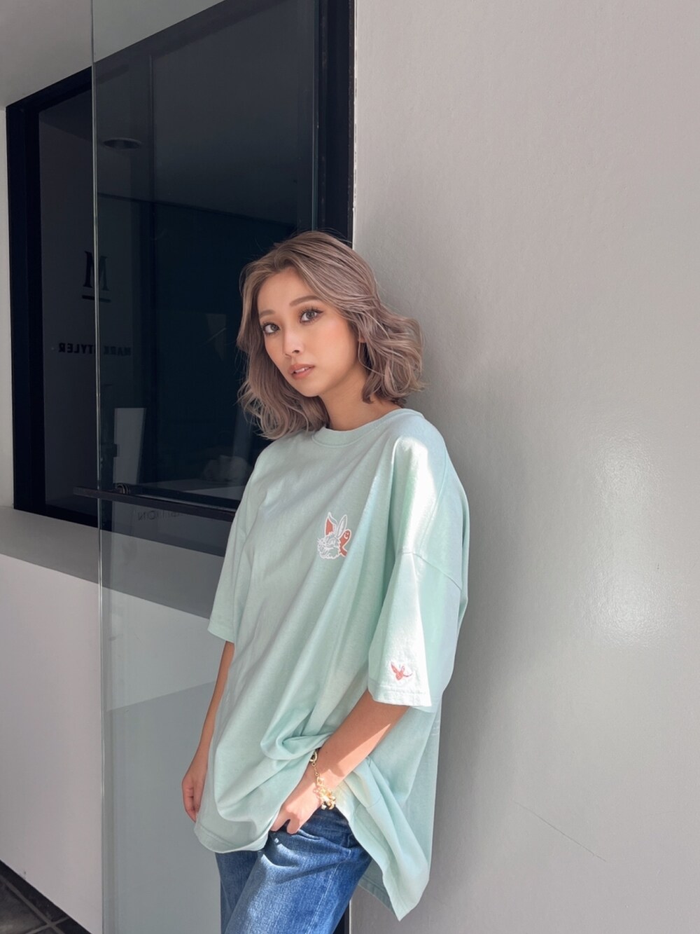 グリーン系のTシャツ/カットソーを着用したレディースの春コーディネートの4枚目の写真