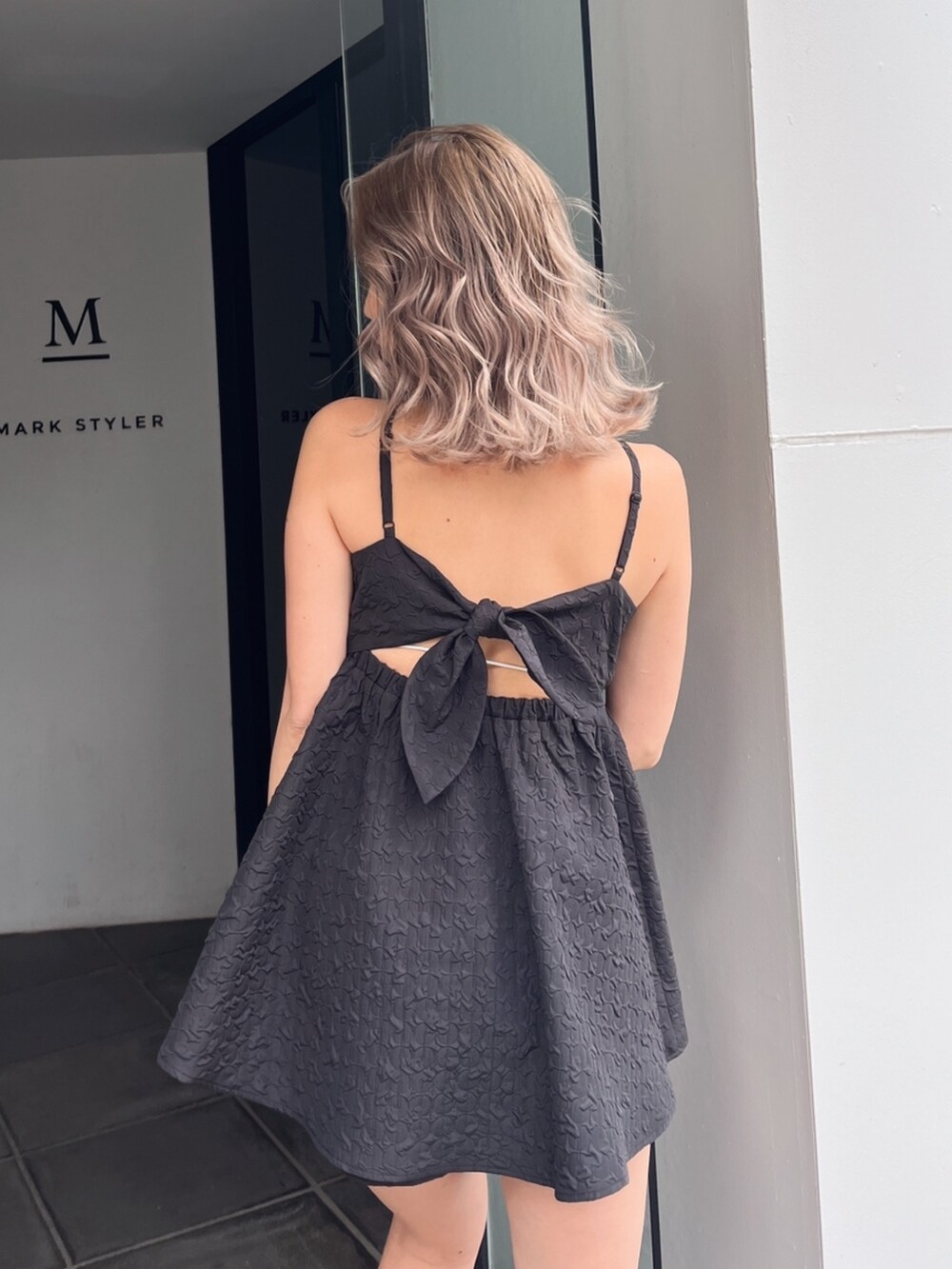 ブラック系のシャツ/ブラウス、ブラック系のその他パンツ、ブラック系のサンダルを着用したレディースの夏コーディネートの7枚目の写真