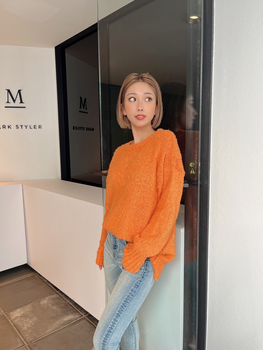 ブルー系のデニムパンツ、ホワイト系のパンプスを着用したレディースの冬コーディネートの3枚目の写真