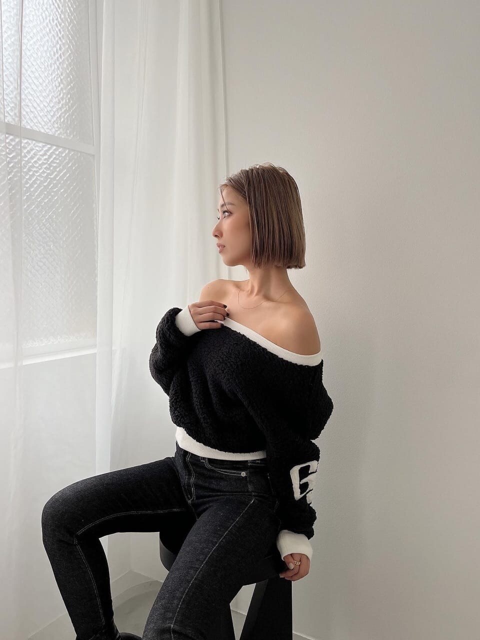 ブラック系のブーツ、ブラック系のデニムパンツ、ブラック系のデニムパンツを着用したレディースの秋コーディネートの2枚目の写真