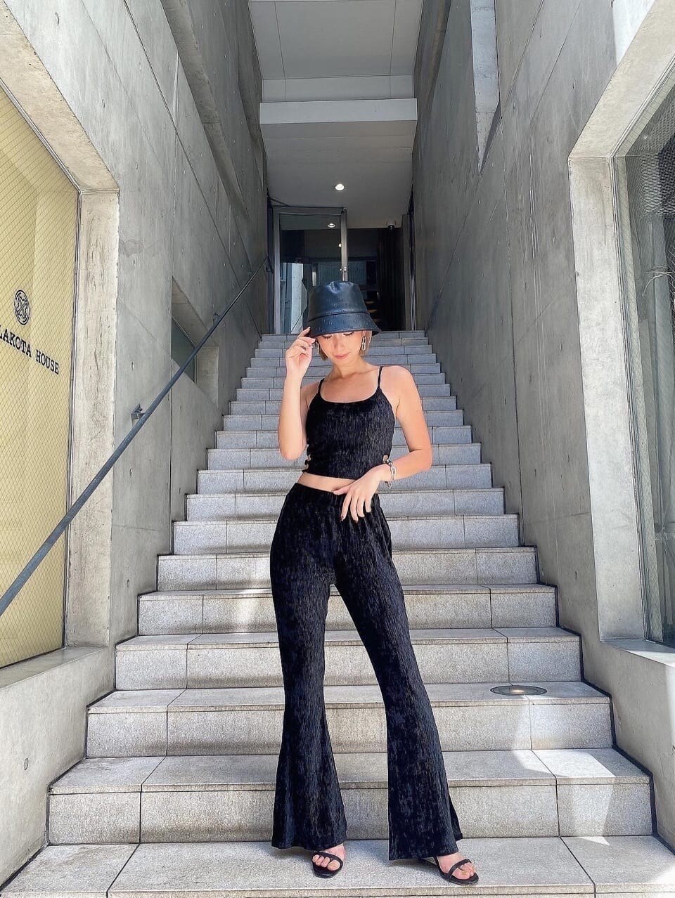 ブラック系のサンダル、ブラック系のその他パンツ、ブラック系のキャミソールを着用したレディースの夏コーディネートの3枚目の写真