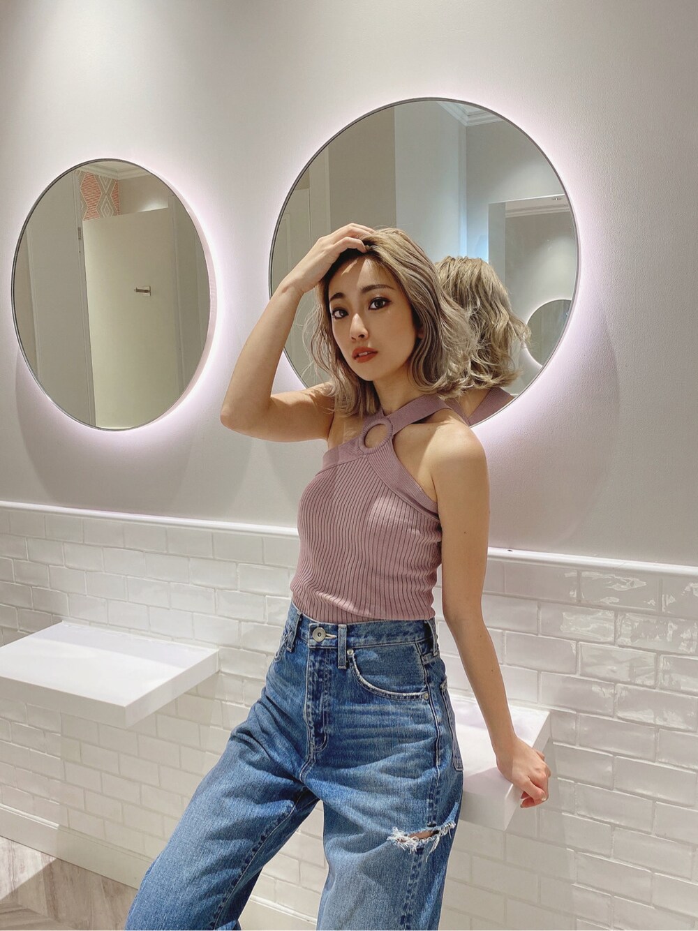 ピンク系のタンクトップを着用したレディースの春コーディネートの2枚目の写真