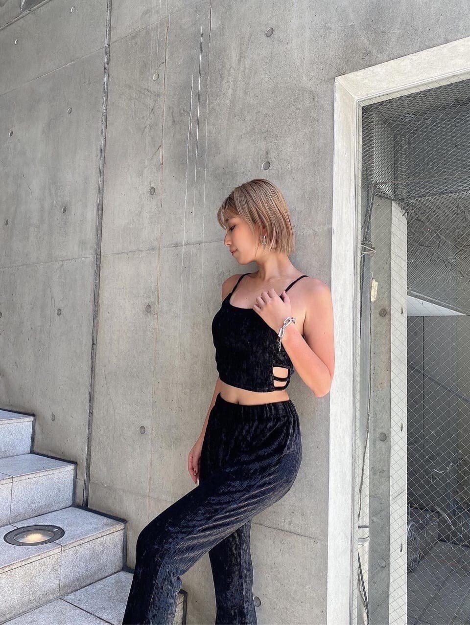 ブラック系のサンダル、ブラック系のその他パンツ、ブラック系のキャミソールを着用したレディースの夏コーディネートの7枚目の写真