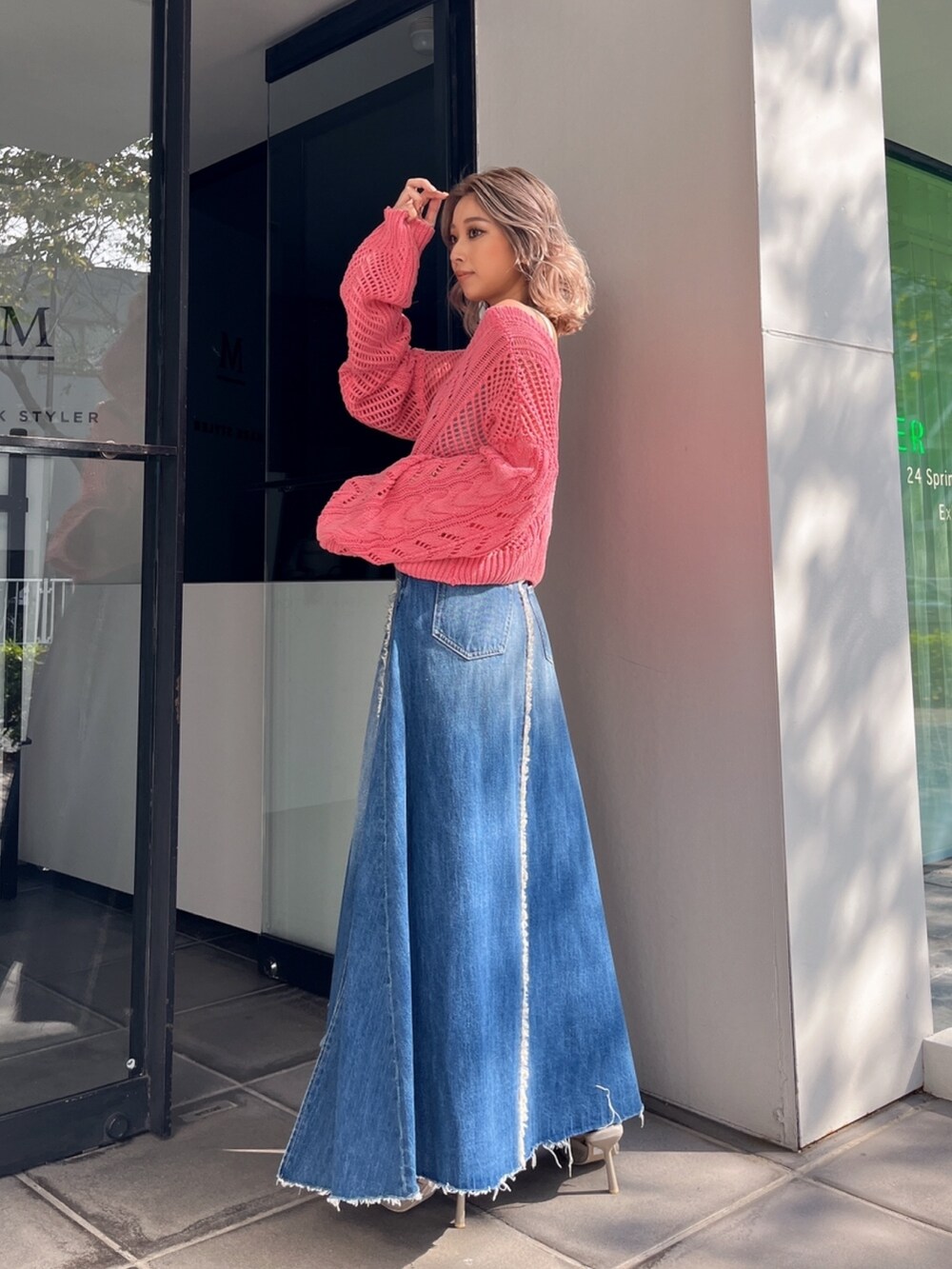 ブルー系のキャミソール、ピンク系のカーディガン/ボレロを着用したレディースの春コーディネートの3枚目の写真