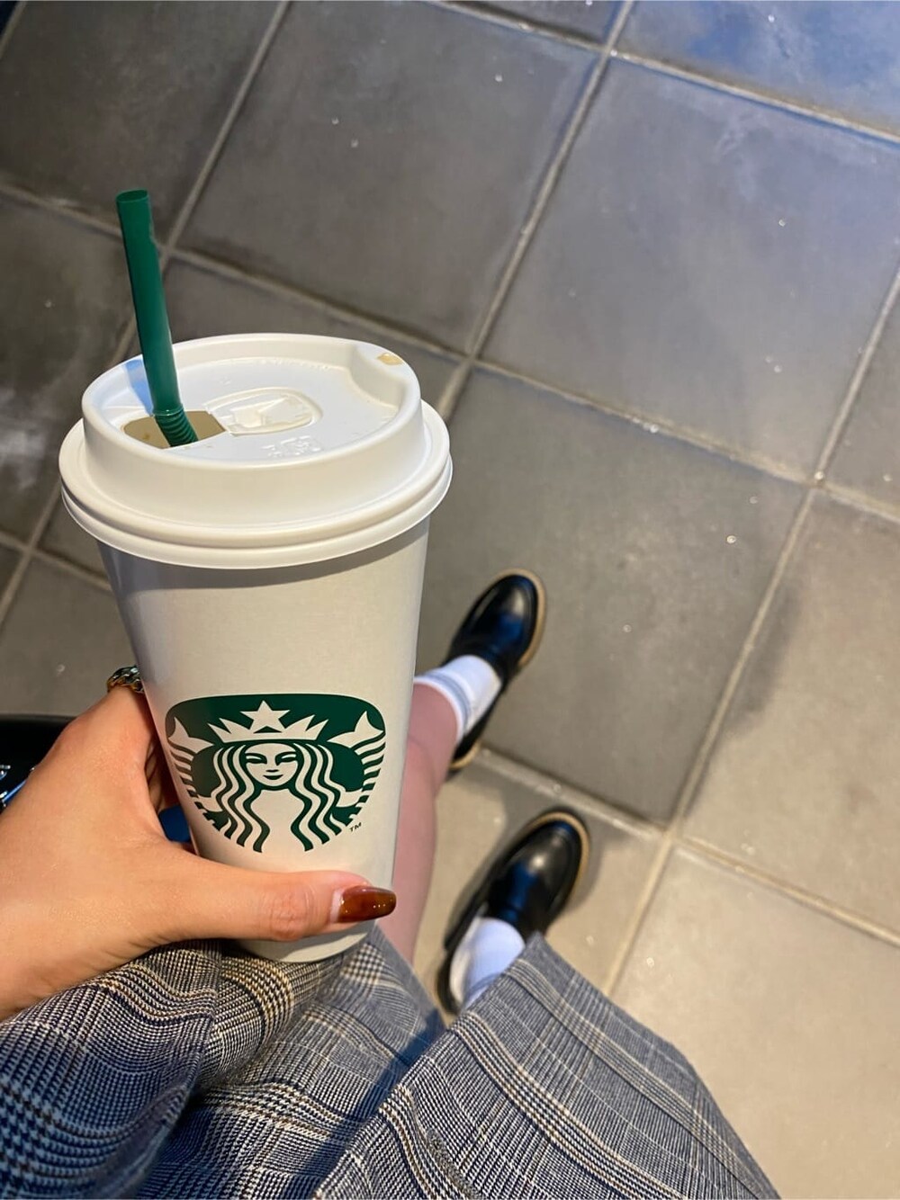 ブラック系のローファー、ベージュ系のテーラードジャケット、ベージュ系のその他パンツを着用したレディースの夏コーディネートの5枚目の写真