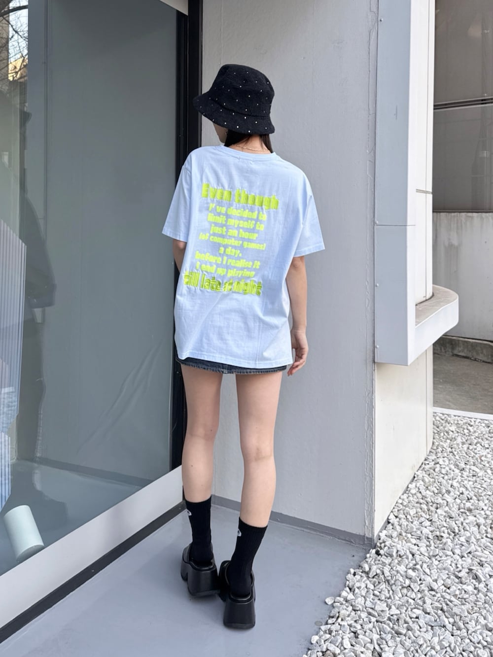 ブルー系のデニムスカート、ブルー系のTシャツ/カットソーを着用したレディースの秋コーディネートの2枚目の写真