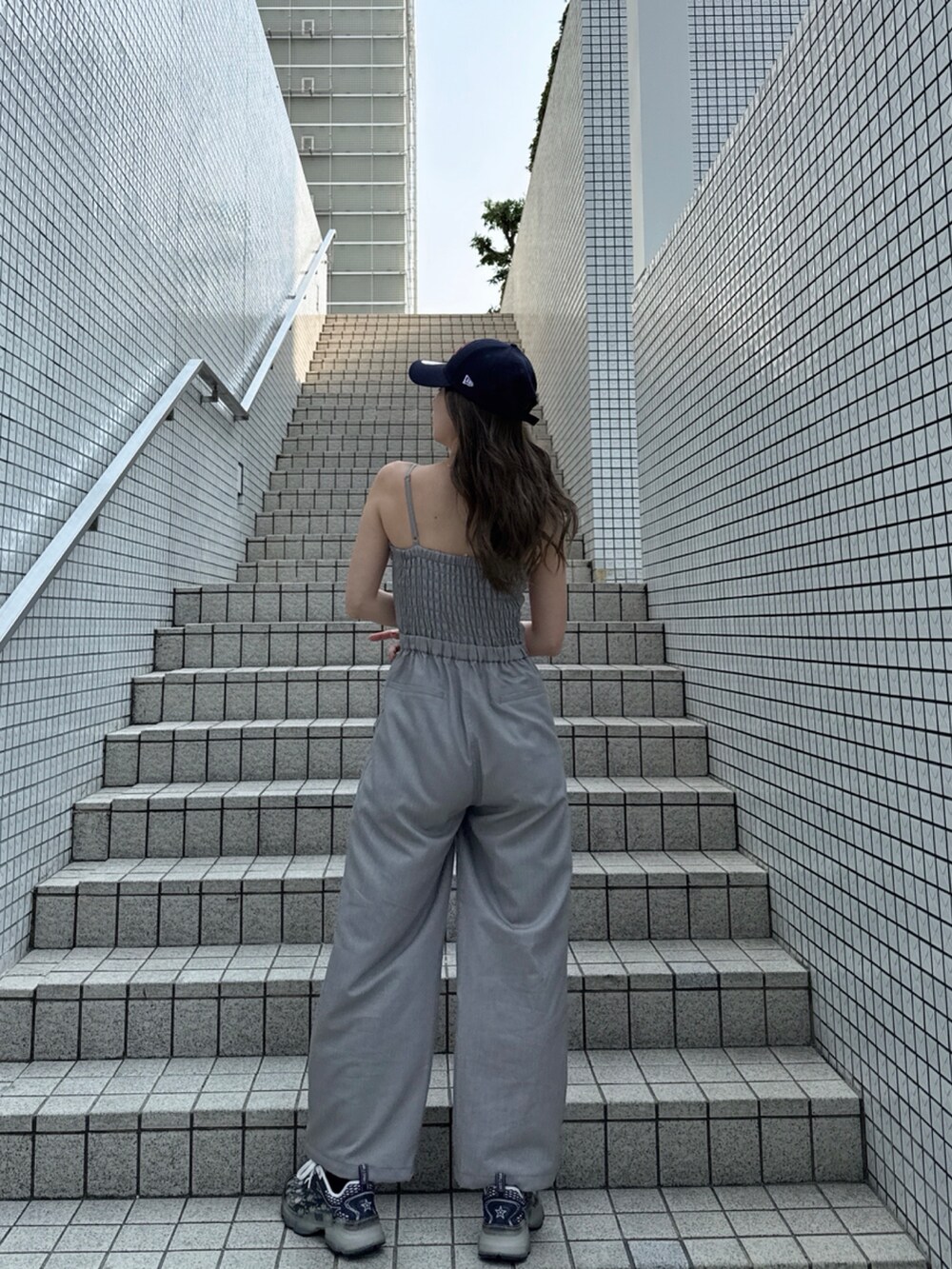 グレー系のつなぎ/オールインワンを着用したレディースの秋コーディネートの2枚目の写真