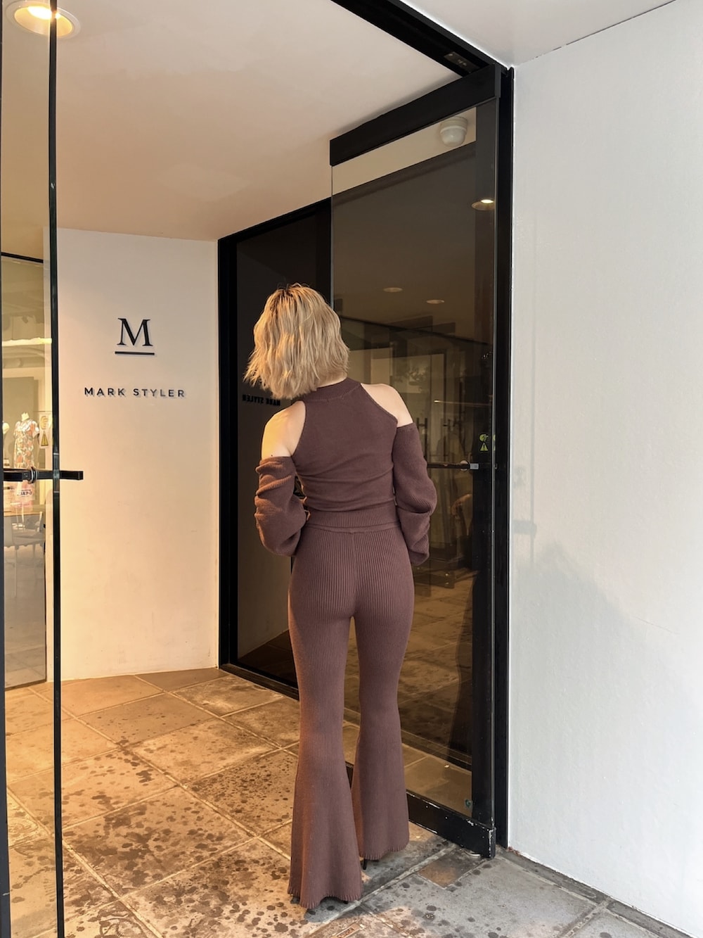 ブラウン系のその他パンツ、ブラウン系のニット/セーター、ブラック系のパンプスを着用したレディースの秋コーディネートの2枚目の写真