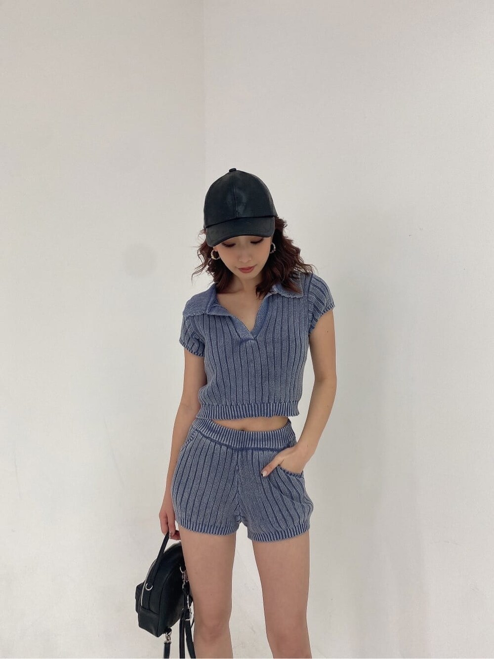 ブルー系のその他パンツ、ブルー系のニット/セーターを着用したレディースの夏コーディネートの2枚目の写真