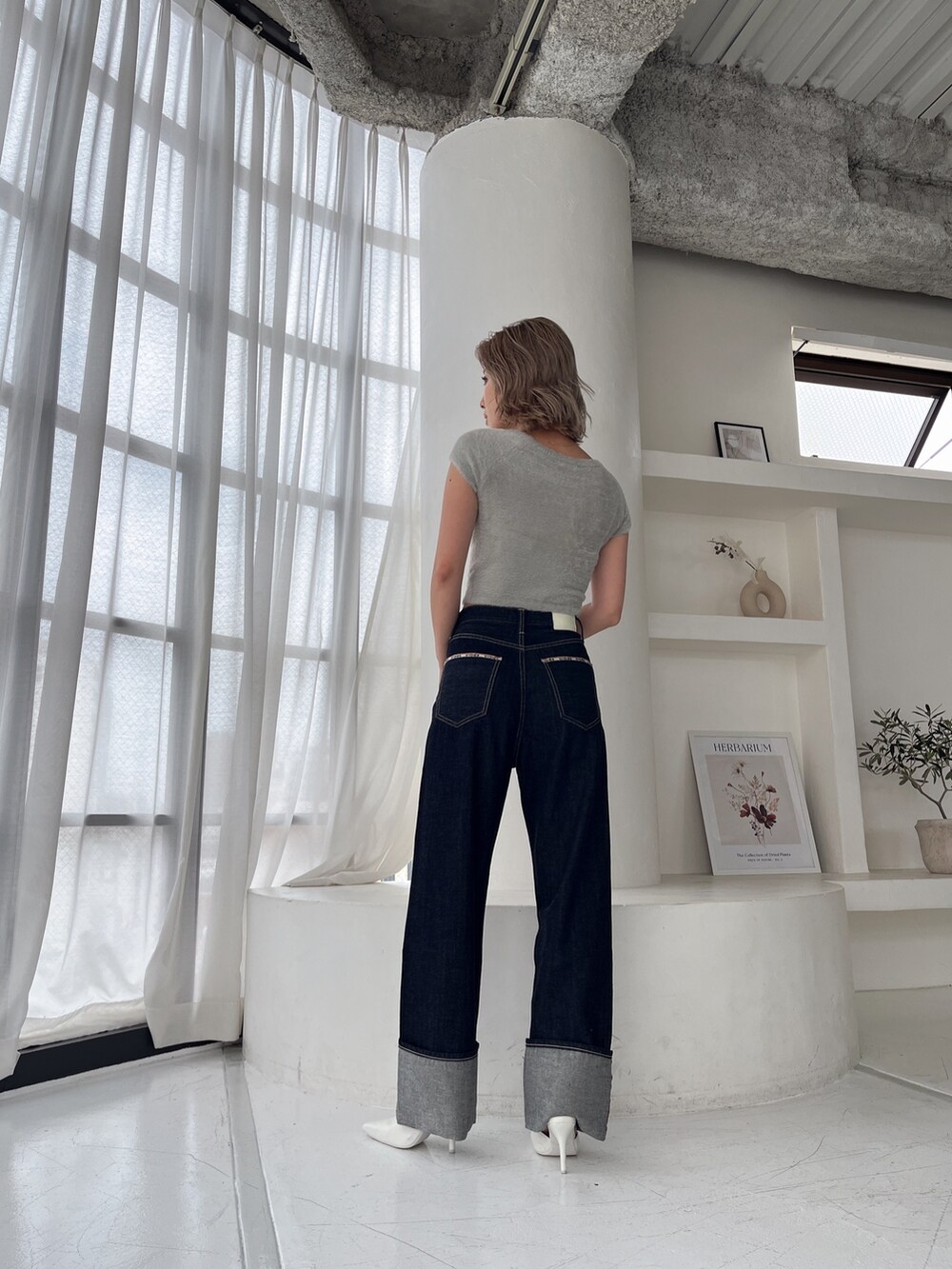 ブルー系のデニムパンツを着用したレディースの秋コーディネートの5枚目の写真