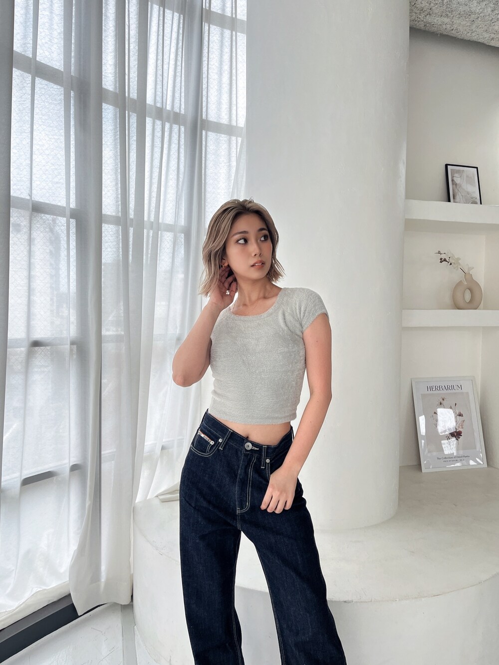 ブルー系のデニムパンツを着用したレディースの秋コーディネートの3枚目の写真