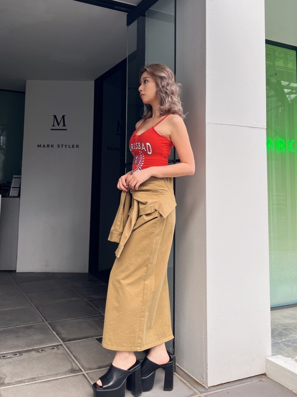 グリーン系のスカート、レッド系のキャミソール、ブラック系のサンダルを着用したレディースの夏コーディネートの6枚目の写真