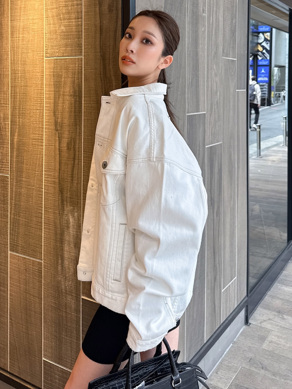 ブルー系のデニムジャケットを着用したレディースの春コーディネートの2枚目の写真