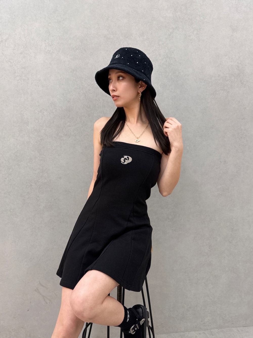 ブラック系のワンピースを着用したレディースの夏コーディネートの2枚目の写真