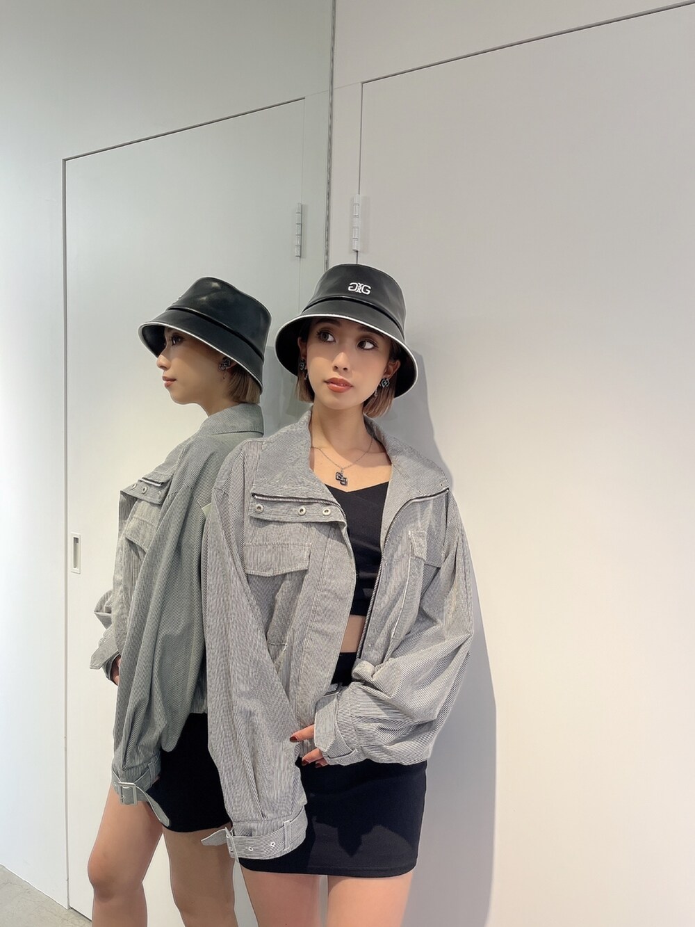 その他のブルゾン、ブラック系のワンピース、ブラック系のハットを着用したレディースの春コーディネートの2枚目の写真