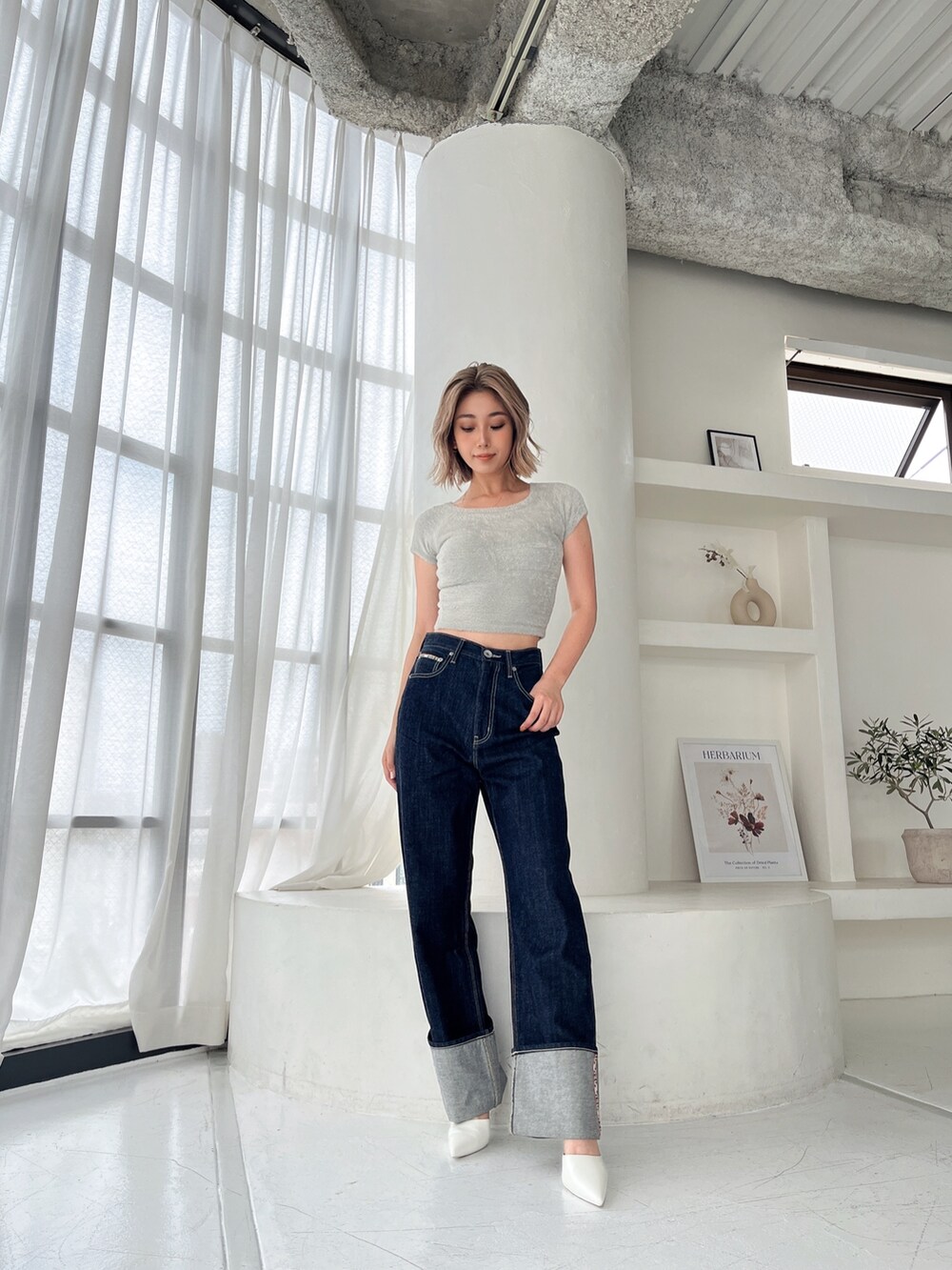 ブルー系のデニムパンツを着用したレディースの秋コーディネートの4枚目の写真