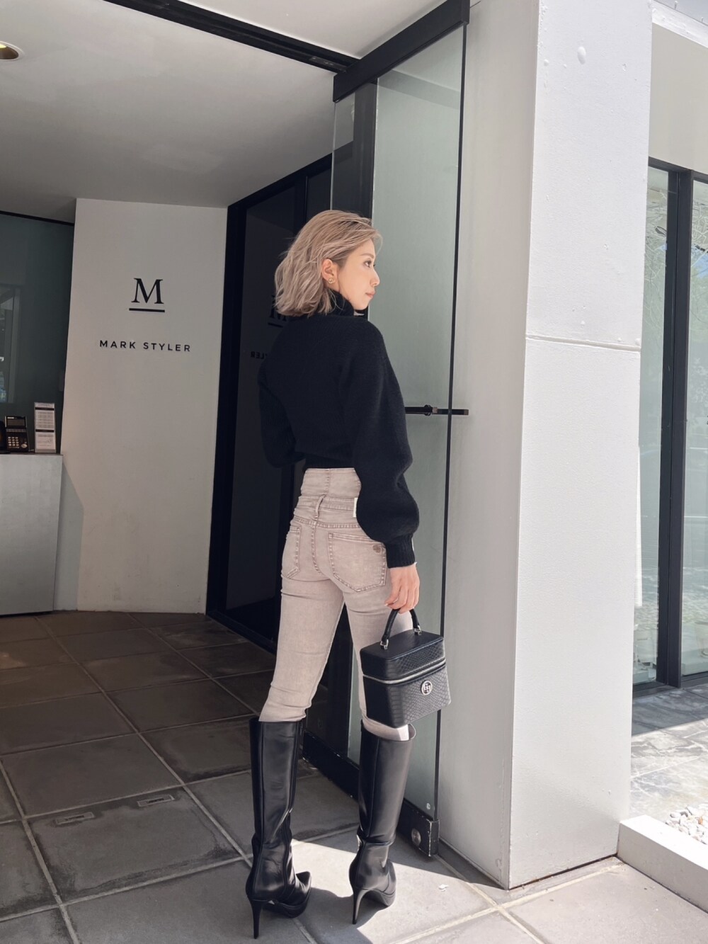 ベージュ系のその他パンツ、ブラック系のブーツを着用したレディースの冬コーディネートの3枚目の写真