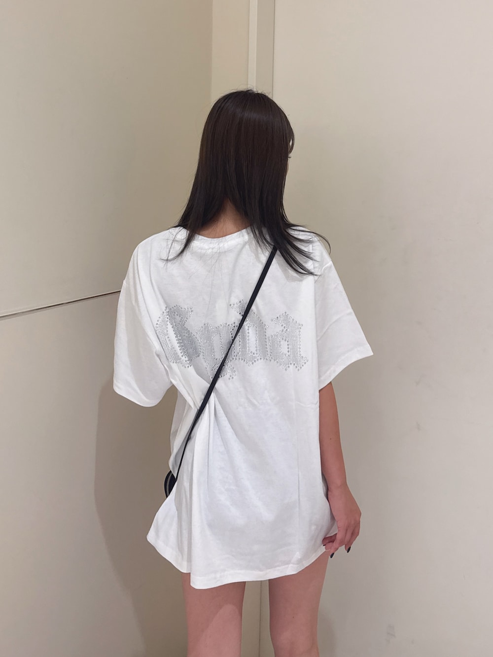 ホワイト系のTシャツ/カットソー、ブラック系のスニーカーを着用したレディースの夏コーディネートの6枚目の写真