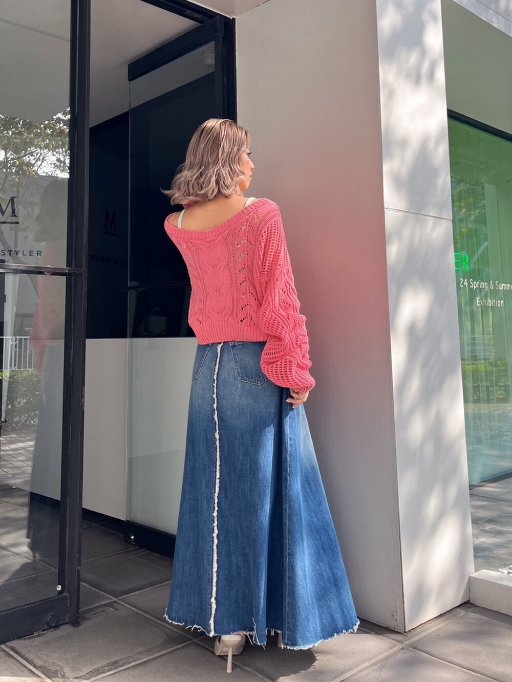 ブルー系のキャミソール、ピンク系のカーディガン/ボレロを着用したレディースの春コーディネートの2枚目の写真