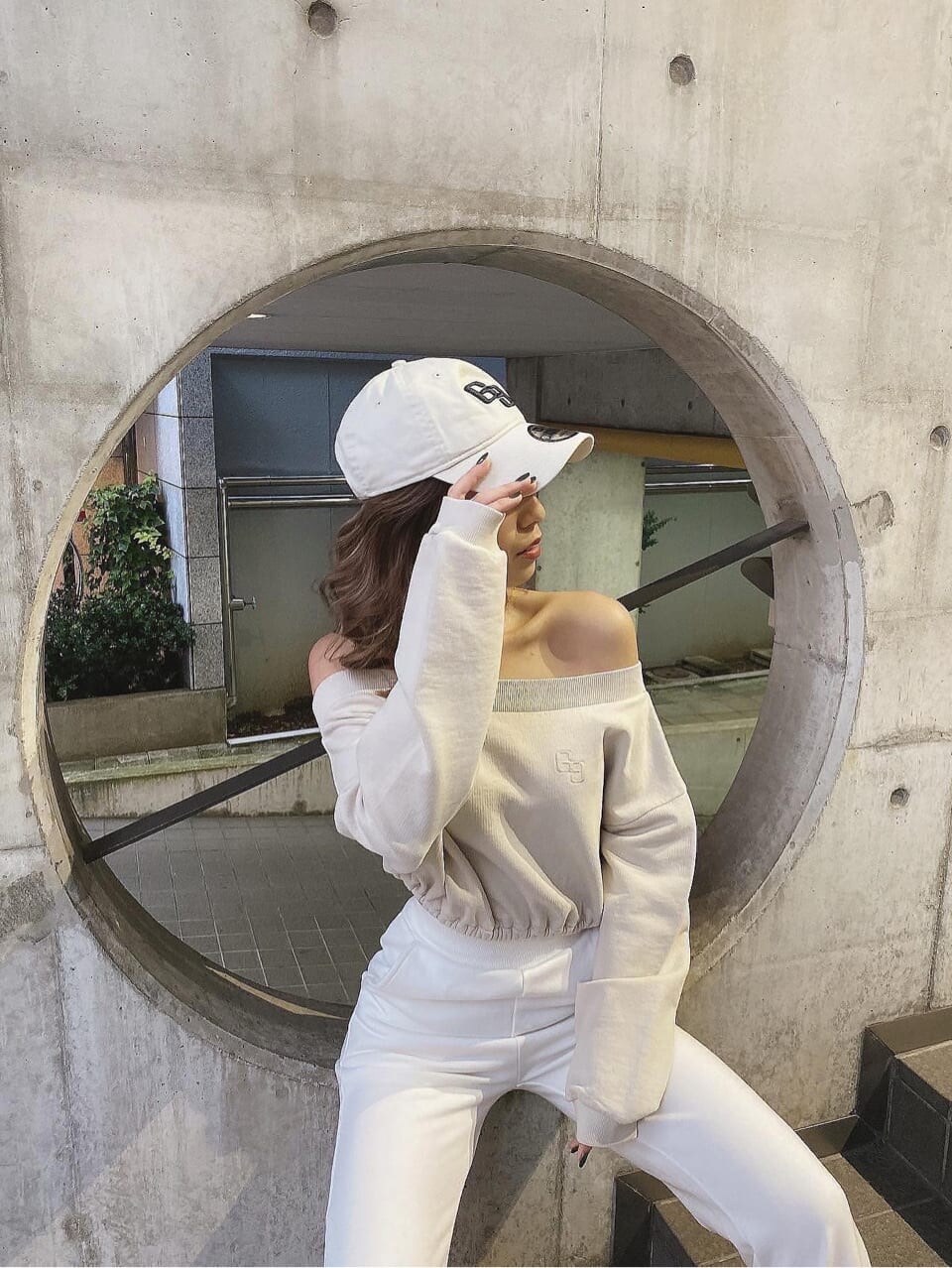 ベージュ系のブーツ、ベージュ系のその他パンツ、ホワイト系のスウェットを着用したレディースの冬コーディネートの6枚目の写真