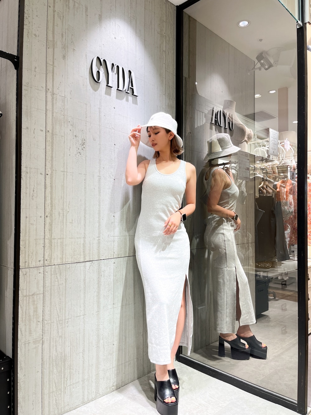 グレー系のワンピース、ブラック系のサンダルを着用したレディースの夏コーディネートの2枚目の写真