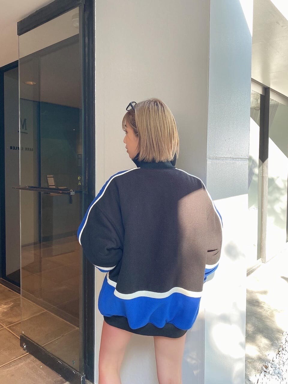 ブラック系のブルゾンを着用したレディースの秋コーディネートの3枚目の写真