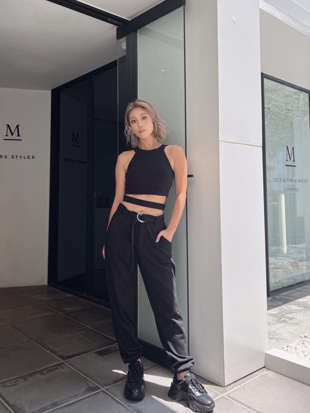 ブラック系のタンクトップ、ブラック系のスウェットパンツを着用したレディースの冬コーディネートの5枚目の写真