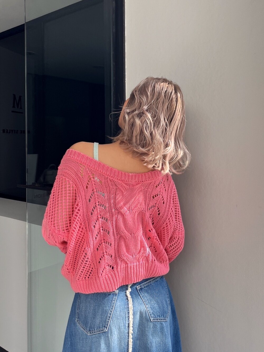 ブルー系のキャミソール、ピンク系のカーディガン/ボレロを着用したレディースの春コーディネートの5枚目の写真