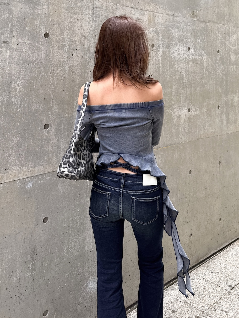 ブルー系のデニムパンツ、ブルー系のTシャツ/カットソーを着用したレディースの春コーディネートの2枚目の写真