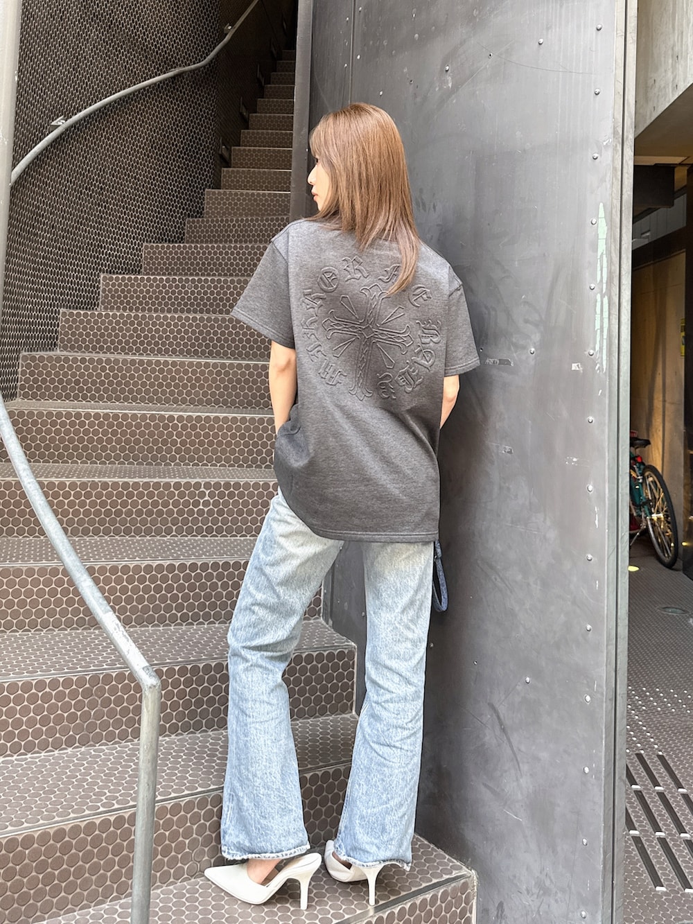 グレー系のTシャツ/カットソーを着用したレディースの夏コーディネートの2枚目の写真