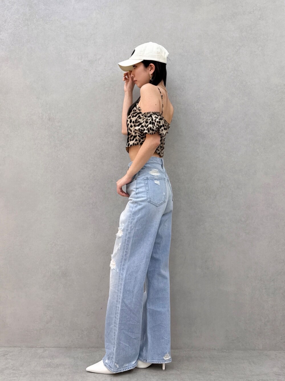 その他のシャツ/ブラウス、ホワイト系のキャップを着用したレディースの秋コーディネートの2枚目の写真