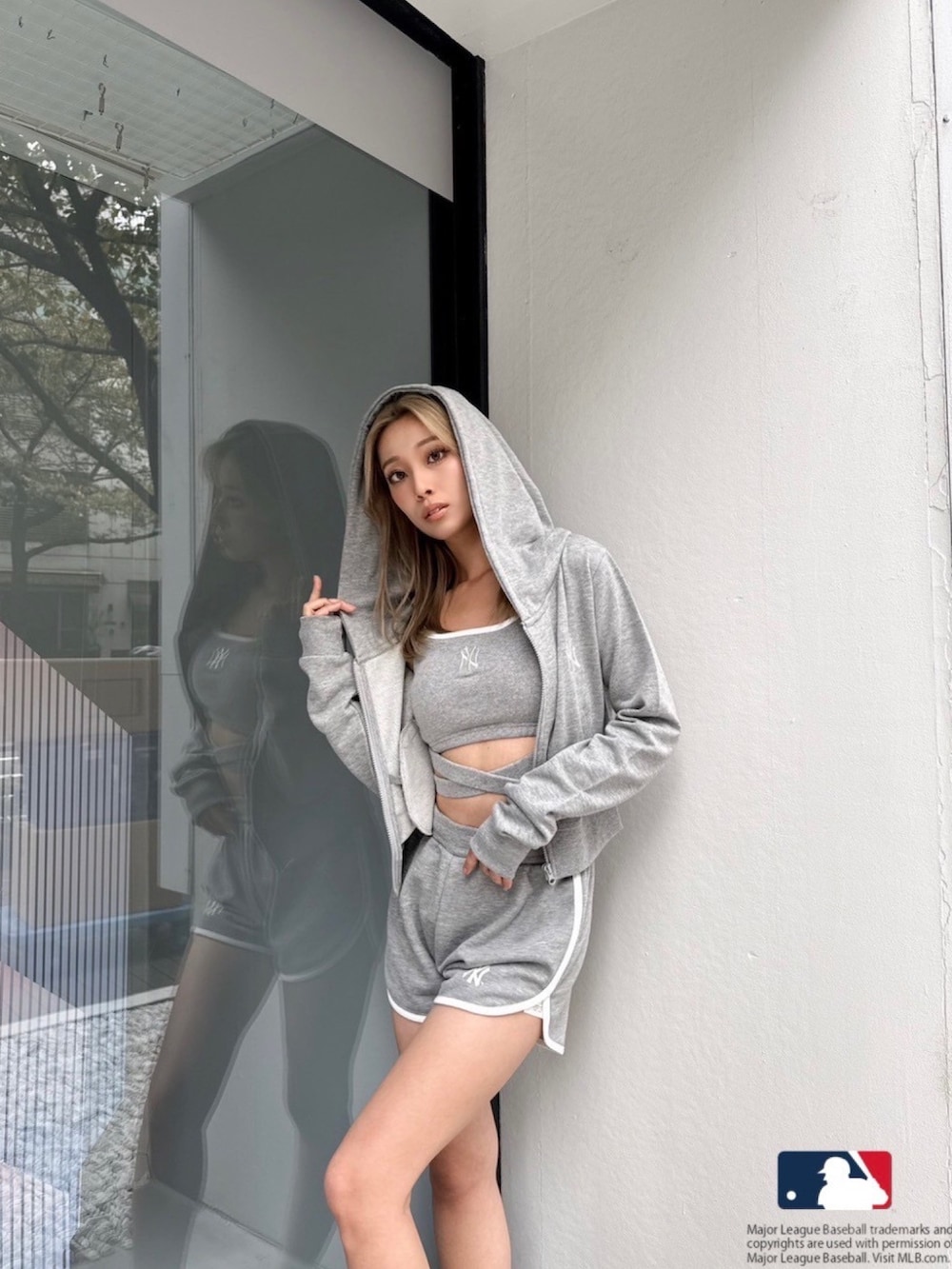 グレー系のパーカー、グレー系のその他パンツ、グレー系のキャミソールを着用したレディースの春コーディネートの3枚目の写真