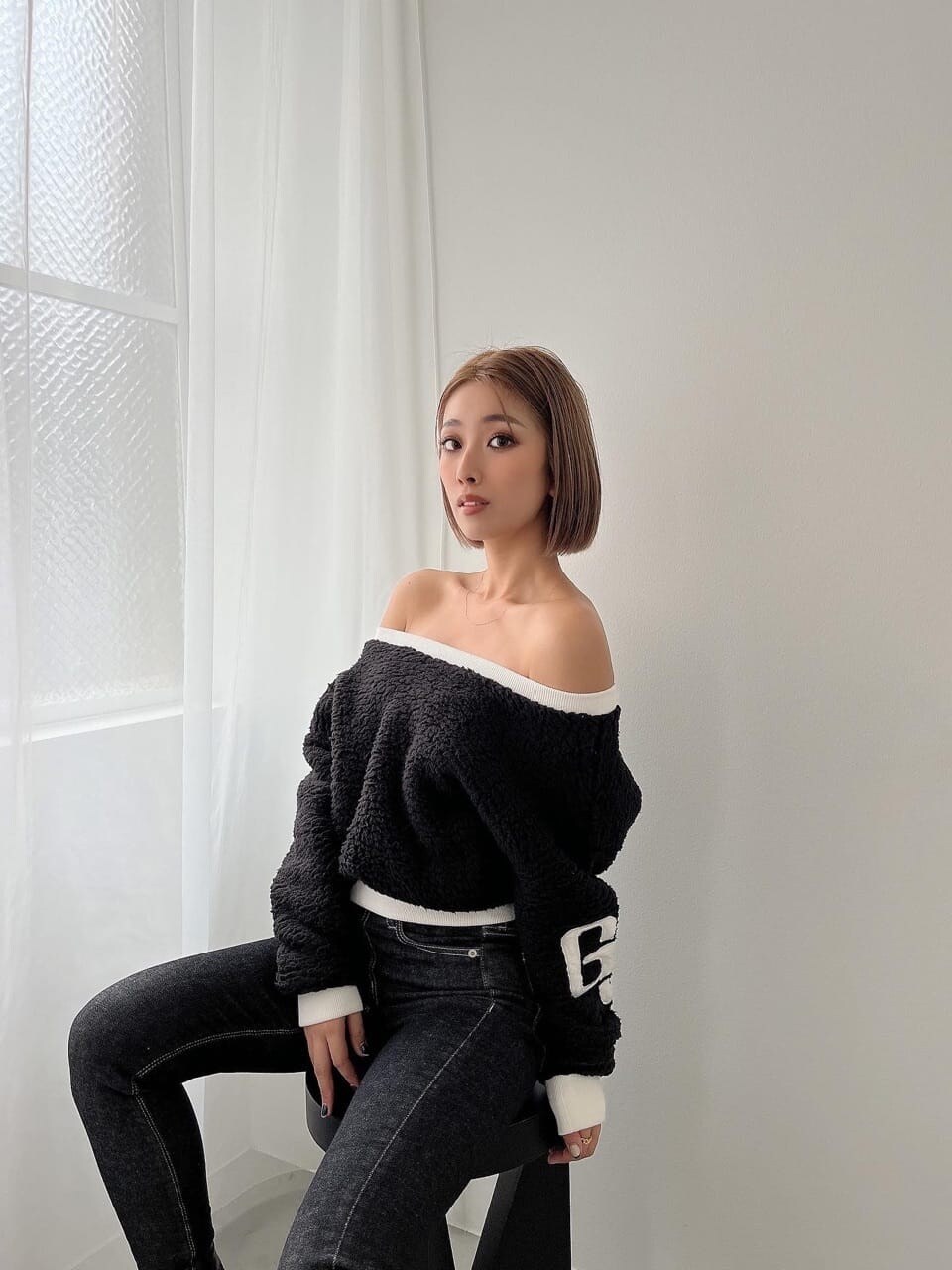 ブラック系のブーツ、ブラック系のデニムパンツ、ブラック系のデニムパンツを着用したレディースの秋コーディネートの3枚目の写真