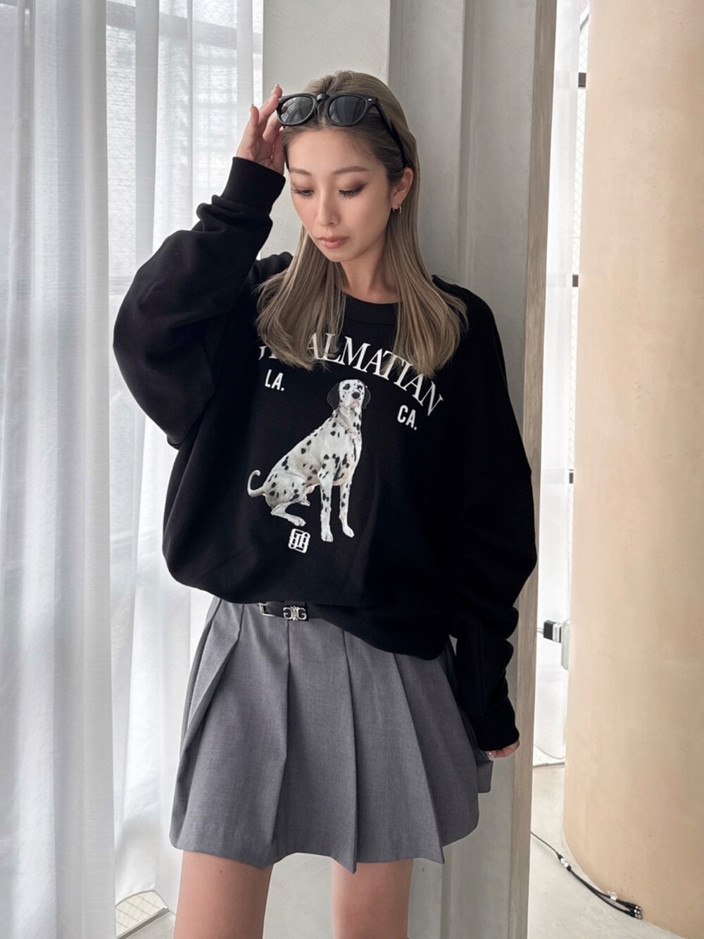 ブラック系のスウェット、グレー系のスカートを着用したレディースの冬コーディネートの2枚目の写真